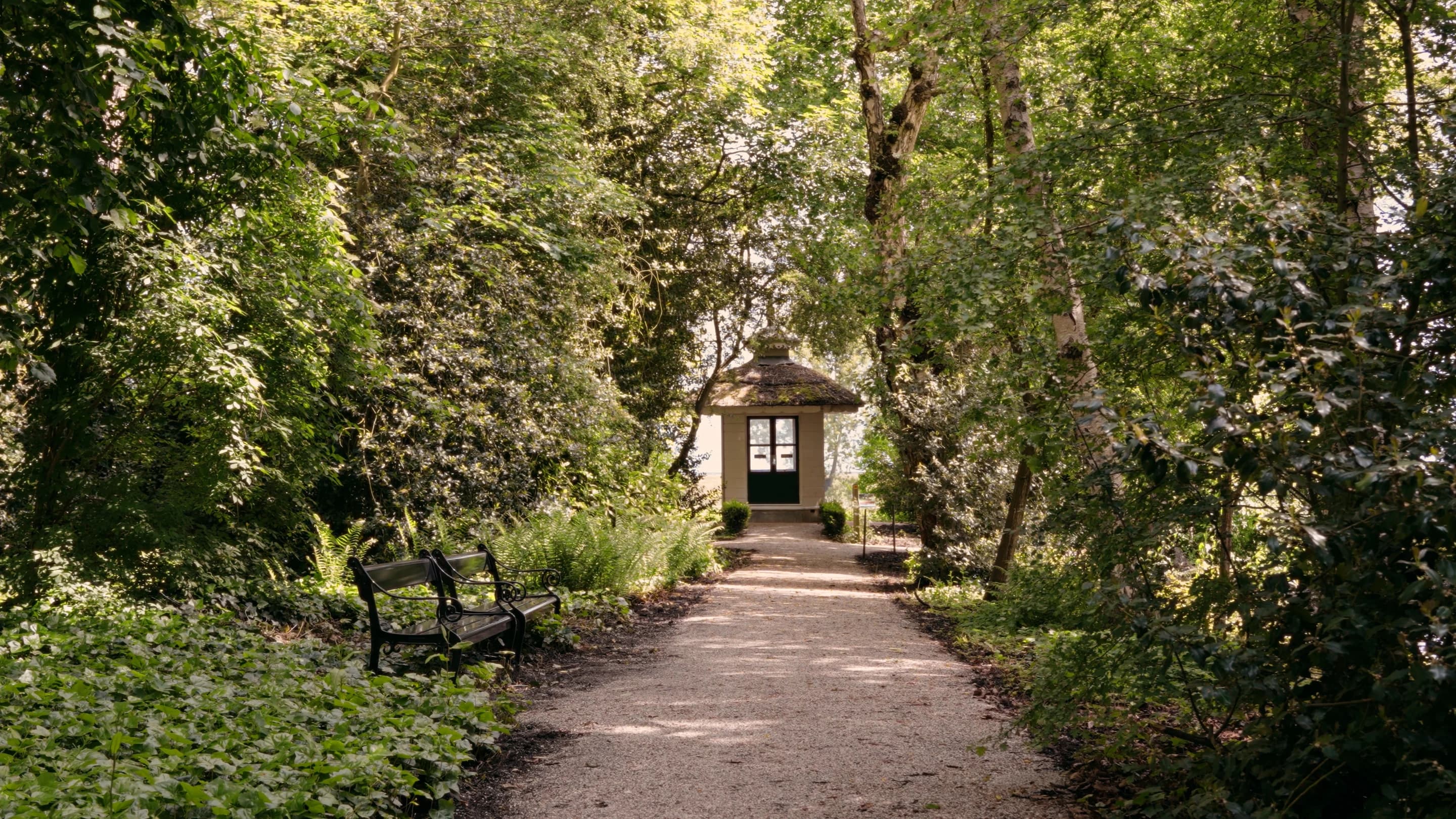 Pad naar een theehuis op Buitenplaats De Tempel