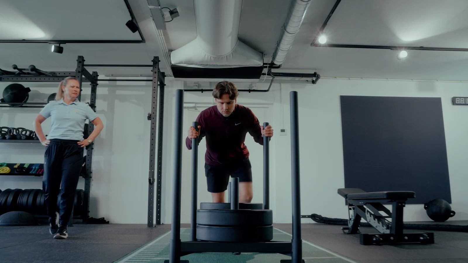 Mensen trainen in een oefenzaal